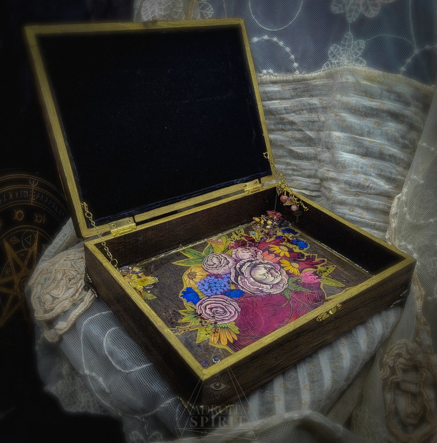 THE LADYS KEEPSAKE Box