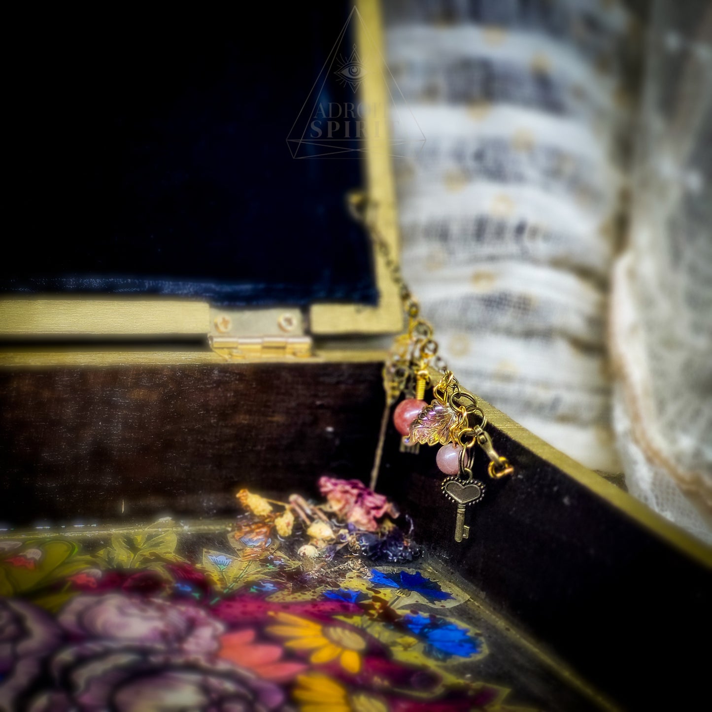 THE LADYS KEEPSAKE Box